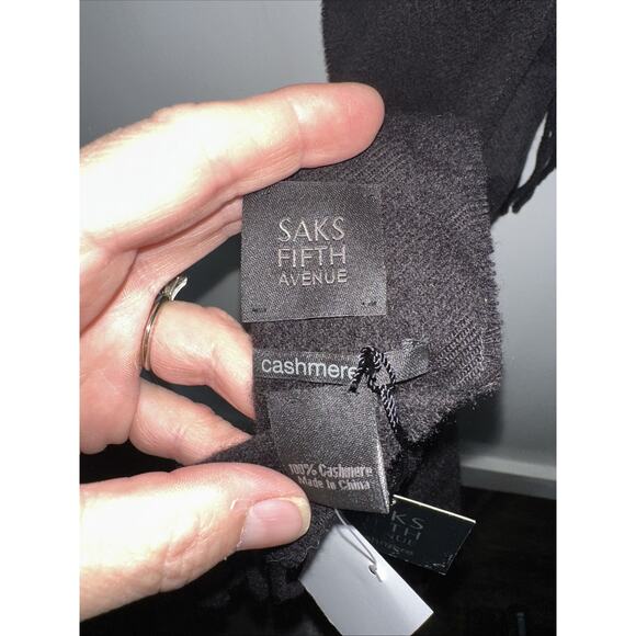 SAKS FIFTH AVENUE 100% Cashmere Black Scarf Fringe - Picture 5 of 7